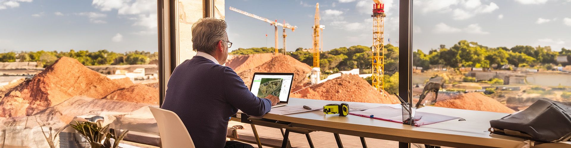 Surveyor analyzes Point Clouds in the office - Pointorama Point Cloud Platform